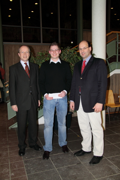 Foto (Universität Paderborn Paderborn): (v. li.): Dipl.-Kfm. Peter Paul Klotz, Vorsitzender der Sigismund Diekamp-Stiftung e.V., der Preisträger Dipl.-Ing. Ingo Scharfenbaum und Prof. Dr.-Ing. Ansgar Trächtler, Lehrstuhl für Regelungstechnik und Mecha