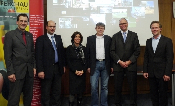 Foto (Heike Probst): Der Preisträger des Musik-Wettbewerbs im Kreis der Sponsoren, der Initiatoren und des Laudators (v.l.n.r.): Dipl.-Ing. Jens Husemann, Prof. Dr.-Ing. Ansgar Trächtler, Dipl.-Betriebsw. Melanie Kubina, Philippe Chaize, Prof. Dr.-Ing. 