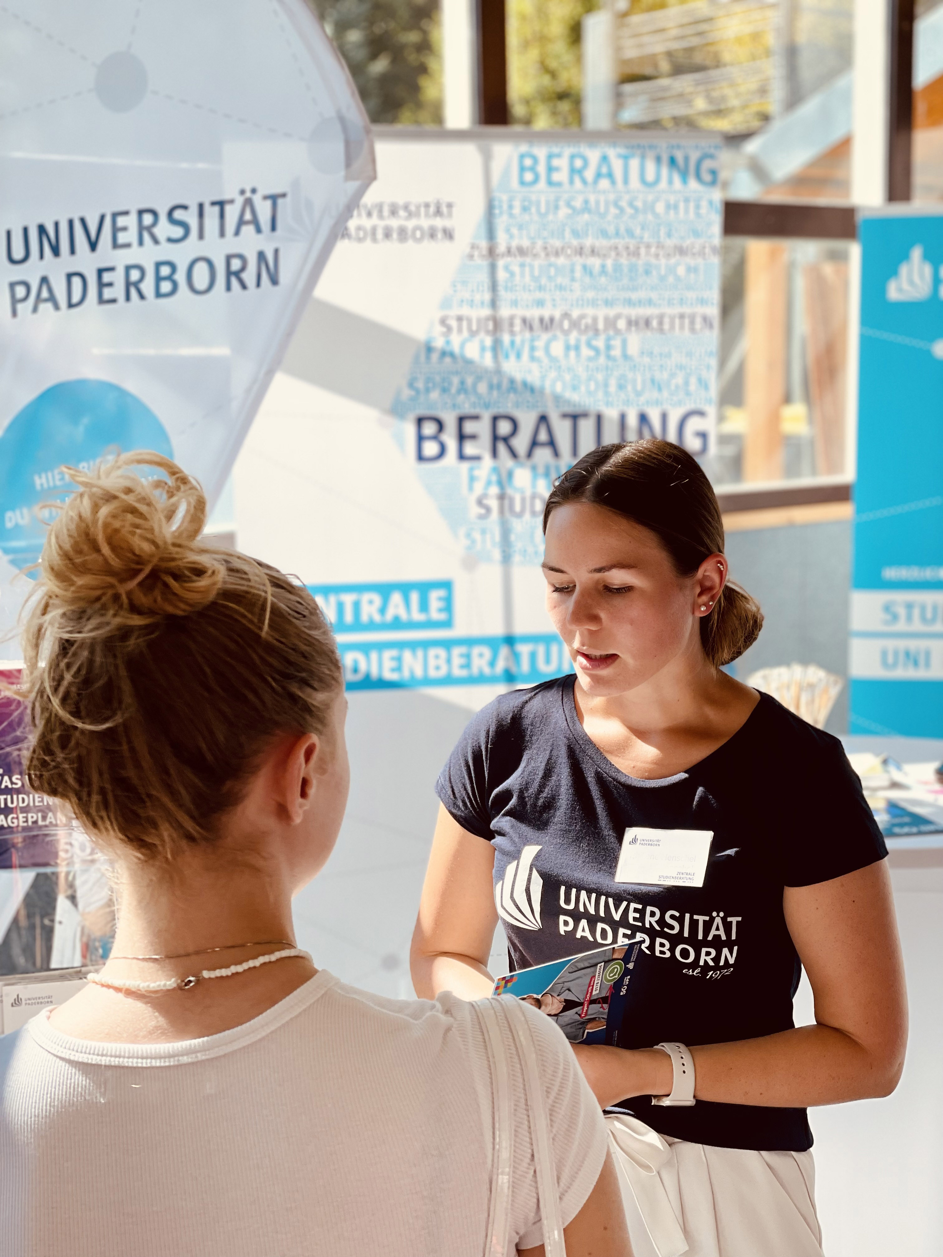 Beratungsgespräch am Messestand. 