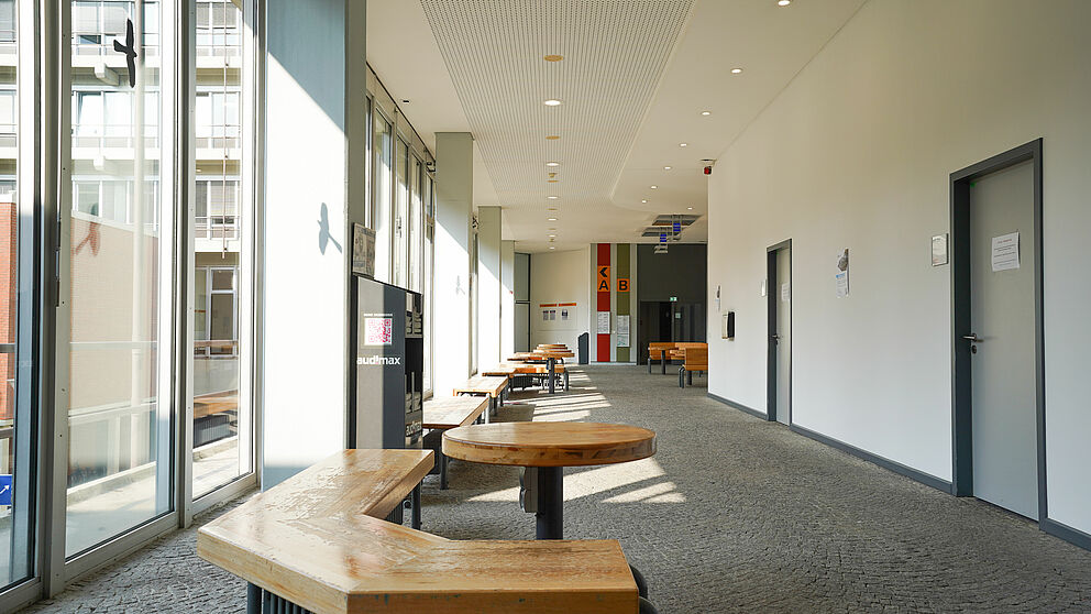 Hallway on the first floor of building B of Paderborn University.